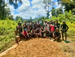 Atasi Kesulitan Masyarakat, Satgas Yonif 512/QY Kompak Gotong Royong dengan Masyarakat perbaiki Jembatan yang Rusak