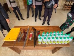 Razia TNI-Polri di Uwapa, 7 Sajam dan 24 Botol Alkohol Diamankan