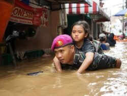 Aksi Tanggap Prajurit Pasmar 1 Korps Marinir Evakuasi Korban Banjir di Jakarta