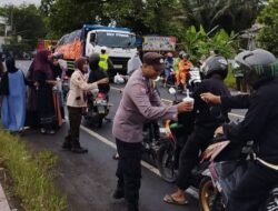 Polsek Majenang Dan Saka Bhayangkara Bagi Bagi Takjil Gratis Kepada Masyarakat