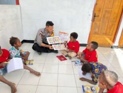 Subsatgas Si-Ipar Polres Jayawijaya Berikan Pembelajaran Interaktif kepada Anak-Anak dalam Operasi Rasaka Cartenz 2025