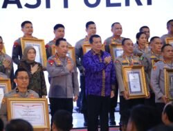 Kapolri Berikan Penghargaan Pembangunan Zona Integritas WBK Kepada Divisi Humas Polri