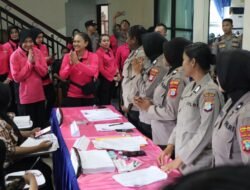 Kunjungi Raja Ampat, Ketum Bhayangkari Ny. Juliati Sigit Prabowo Salurkan Sembako hingga Gelar Khitanan Massal