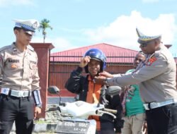 Sat Lantas Polres Manokwari Selatan Kampanyekan Keselamatan Berlalu Lintas, Bagikan Helm SNI Kepada Masyarakat