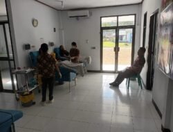 Polres Teluk Wondama laksanakan bakti kesehatan sambut hari Bhayangkara ke 79 tahun 2025