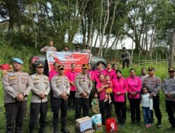 Berbagi Berkah Jelang HUT Bhayangkara ke-79, Polres Lanny Jaya Berikan Bantuan Sosial ke Kelompok Tani Gumagame