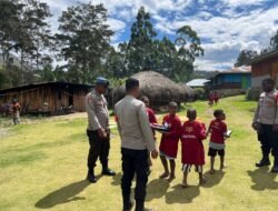 Subsatgas Si-ipar Ops Rasaka Cartenz 2025 Polres Lanny Jaya Kembali Gelar Pembelajaran Untuk Anak Usia Dini di Kampung Yokobak